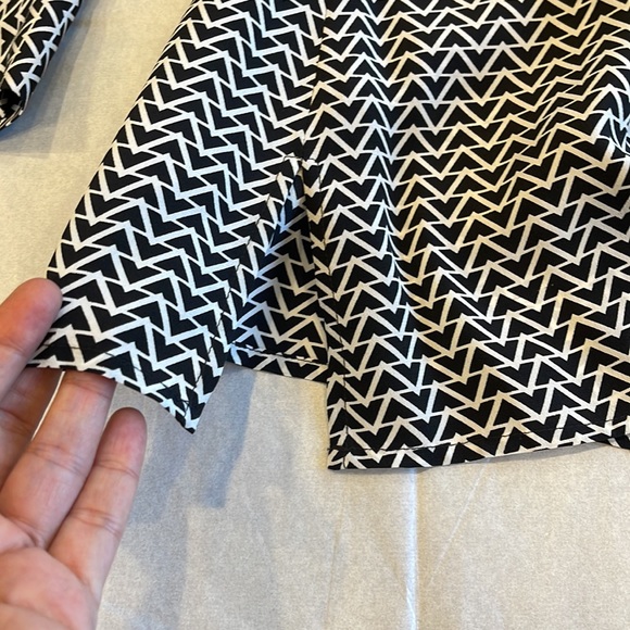 Doncaster silk top in size 2. Made with 100% silk. Black and white pattern . - Picture 6 of 6